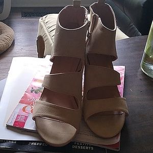 Size 8.5 shoes tan